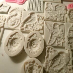 25 new rubber craft molds & 1 package of clay.